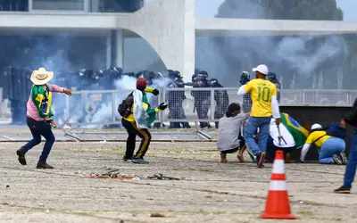 Jurista diz o que pode acontecer a golpistas presos em atos violentos em Brasília
